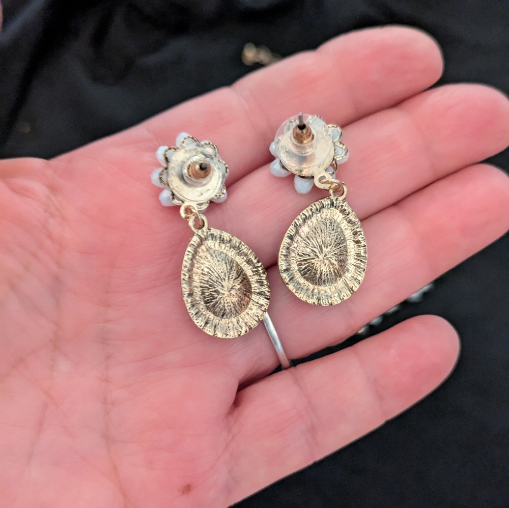 Adorable Gold Tone & White Floral Necklace w/ Matching Earrings NWOT - Picture 4 of 4